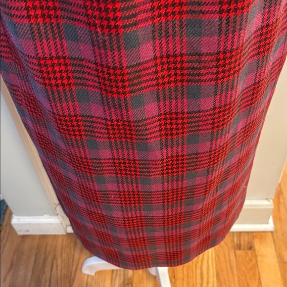 Vintage Jimmy Hourihan wool skirt with satin lining. Made in Ireland. size 8/10. - Picture 3 of 10